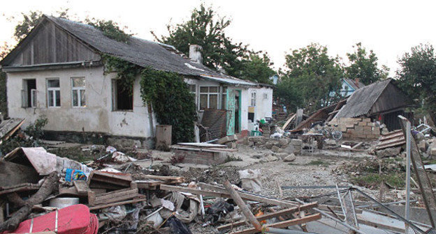 Разрушенный дом в результате наводнения. Краснодарский край, Крымск, июль 2012 г. Фото Никиты Серебрянникова для "Кавказского узла" Разрушенный дом в результате наводнения. Краснодарский край, Крымск, июль 2012 г. Фото Никиты Серебрянникова для "Кавказского узла"